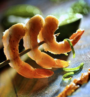 Spiesje van garnalen met kokoscrème en Thaise curry