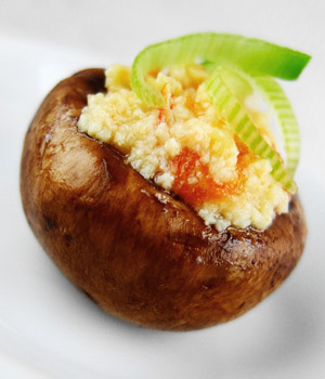 Kastanjechampignons en roerei met tomaat