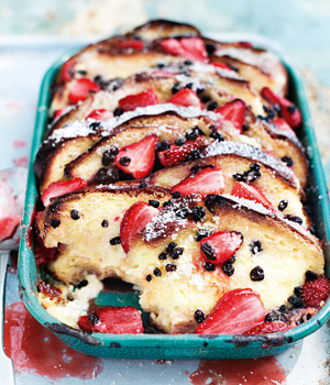 Briochebrood- en-boterpudding met aardbeien