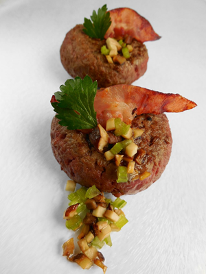 Rundertartaartjes  met kastanjechampignons, bleekselderij en ontbijtspek 