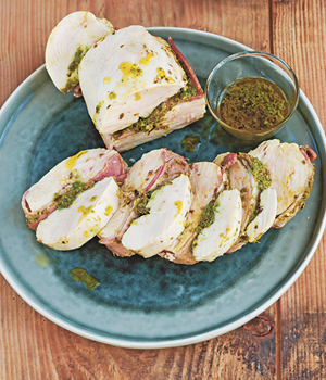 Gepocheerde kip met pesto 