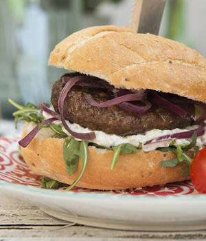 Hamburger met tzatziki saus