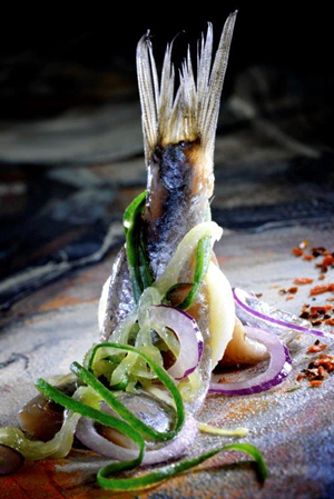 Haring  met gemarineerde komkommer en rode ui