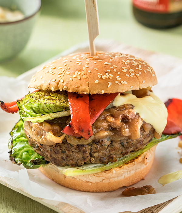 Hamburger met in bier gestoofde ui, gegrilde sla en mosterdmayo