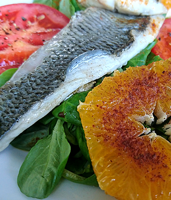 Salade met dorade en sinaasappel en tomaat