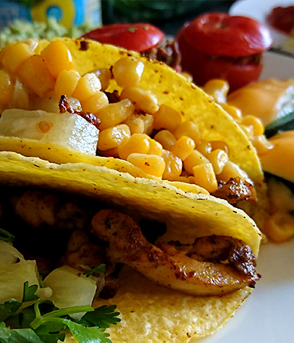 Taco's  met kip, ananas en gevulde tomaten