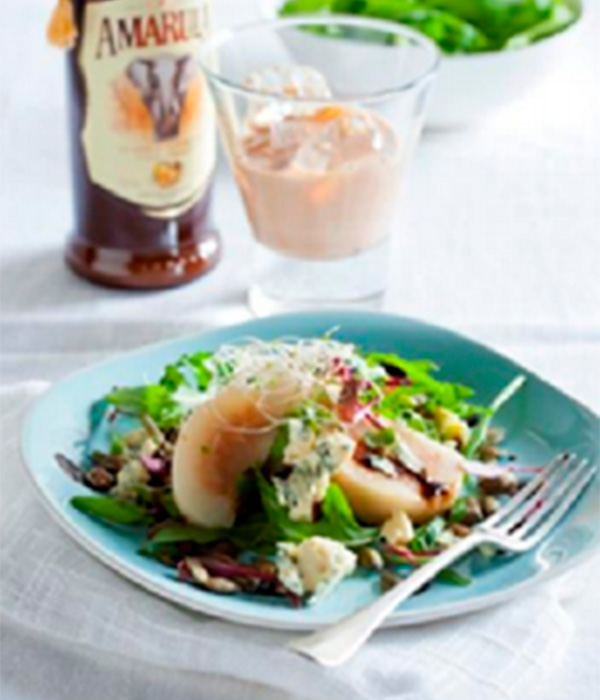 Salade met blauwe kaas  en in Amarula gepocheerde peren 