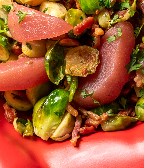 Lauwwarme spruitjessalade met stoofpeer en spekjes