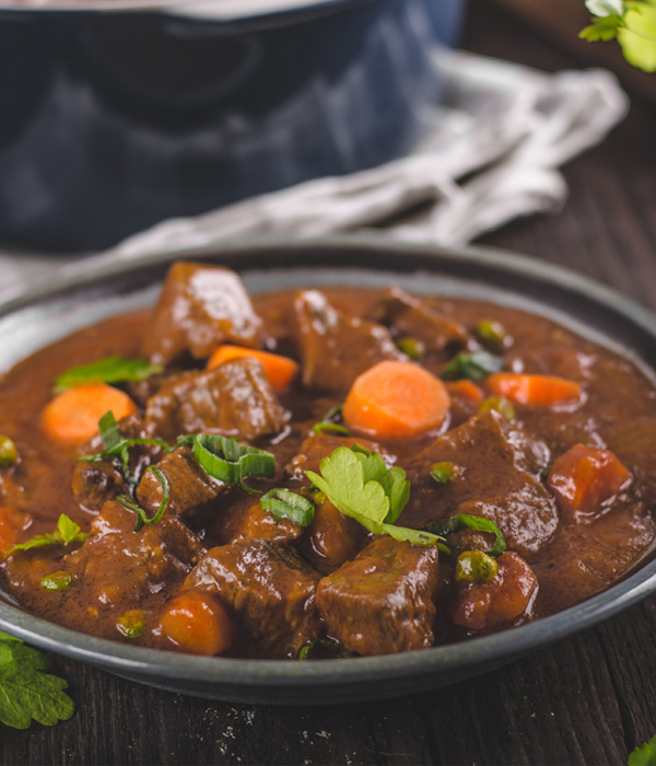 Wildgoulash van verschillende soorten wild vlees