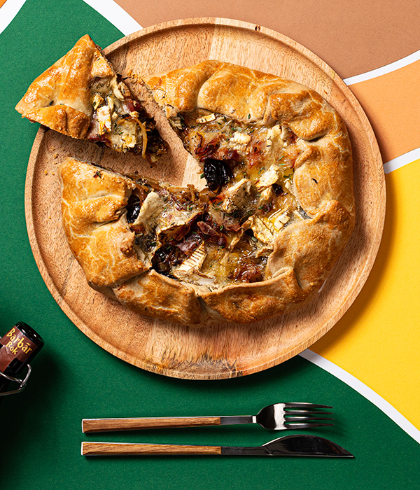 Los gebakken taart met pruimen,  spek en camembert 