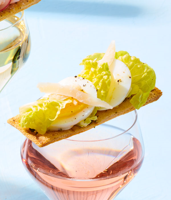 Crackers met Minicaesarsalade 