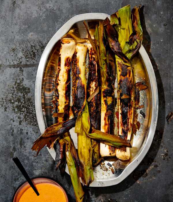 Geblakerde prei met 'rouille' van gepofte knoflook en paprika 