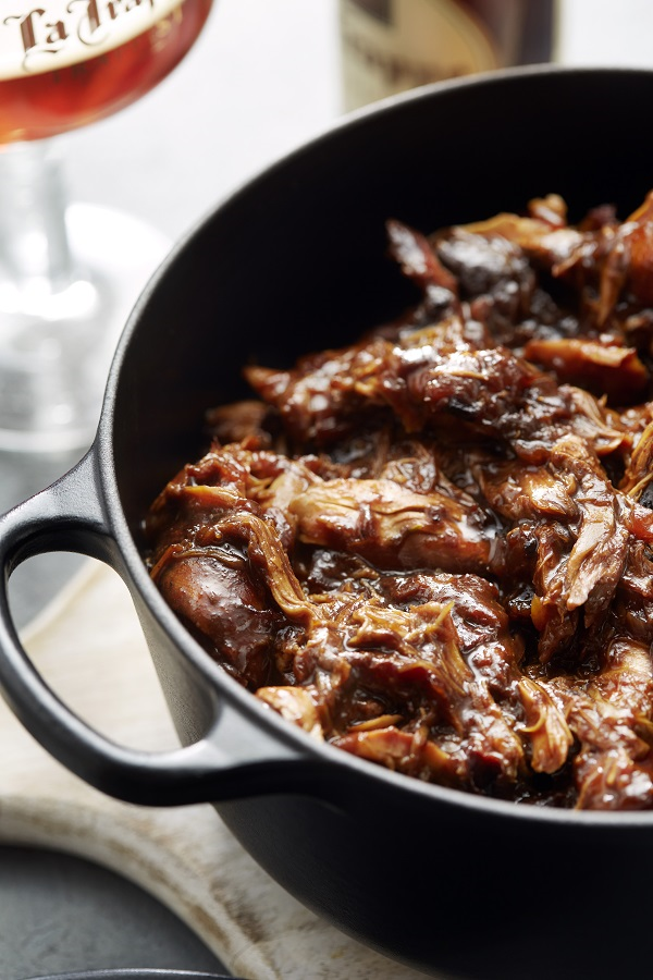 Gestoofde konijnenbout met La Trappe Isid’or en gedroogde pruimen
