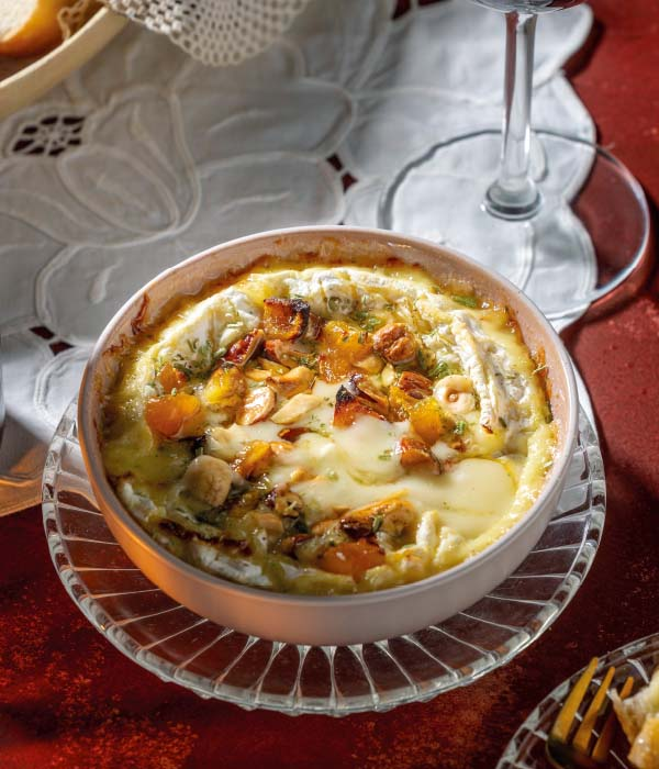 Camembert uit de oven met noten en abrikozen 