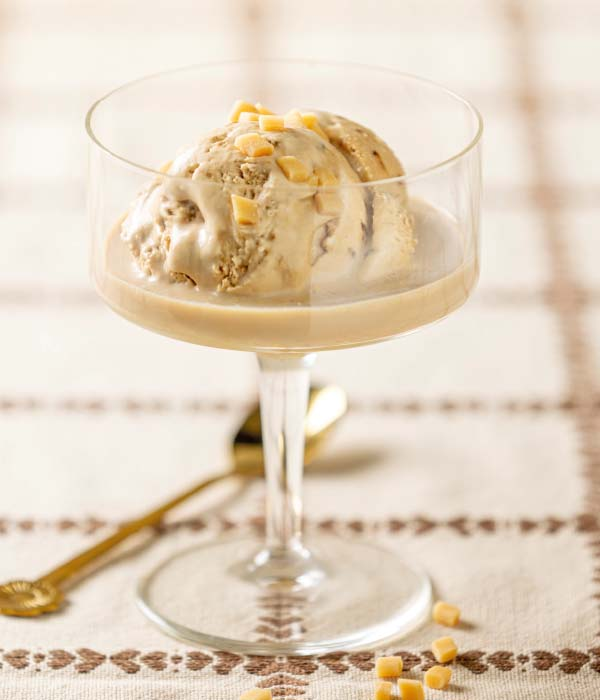 Baileys-ijs met karamelblokjes 